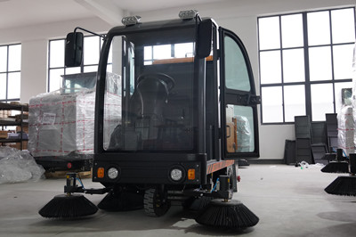 榮事達(dá)電動(dòng)掃地機(jī)與燃油有什么區(qū)別 榮事達(dá)電動(dòng)掃地機(jī)與燃油有什么區(qū)別.jpg