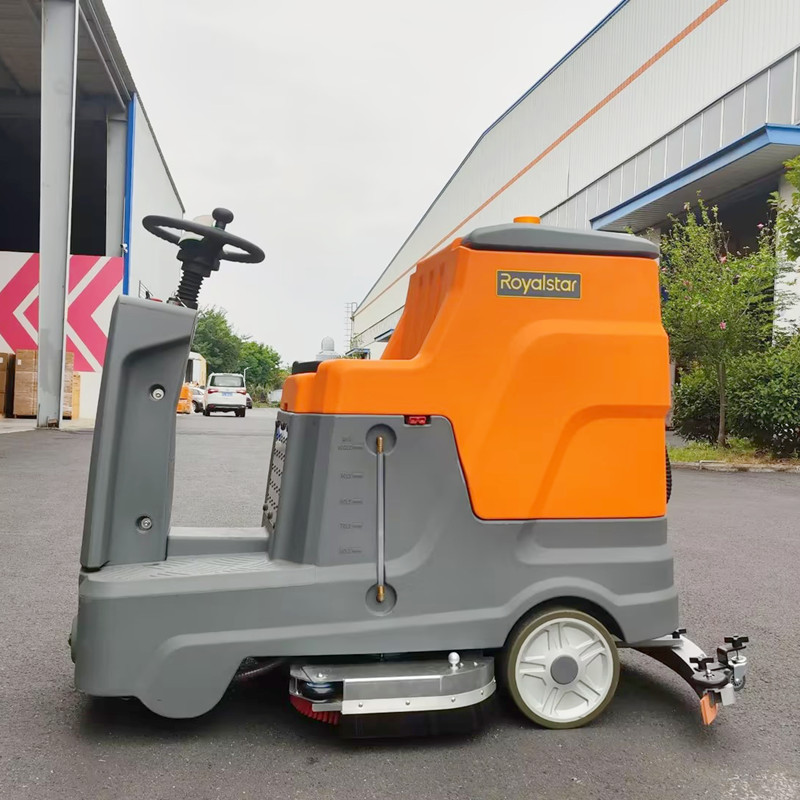 榮事達駕駛式洗地機:環氧地坪清潔的標準配置 榮事達駕駛式洗地機:環氧地坪清潔的標準配置.jpg